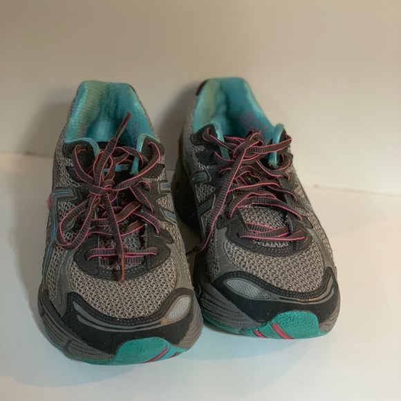 Woman’s ASICS athletic shoe - Picture 2 of 7